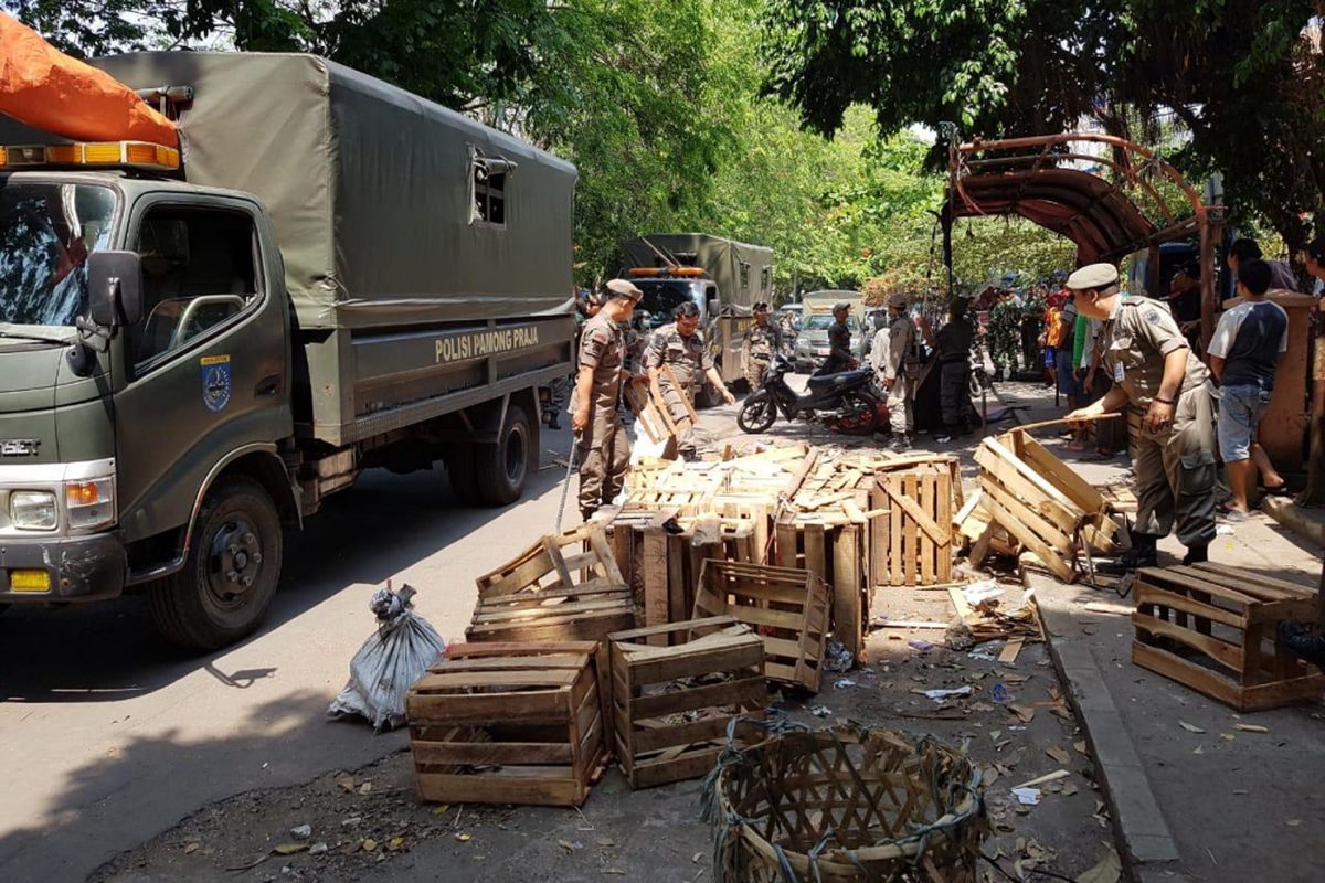 Dikeluhkan Warga, Satpol PP Tertibkan PKL dan Bangli di Jalan Proklamasi Depok