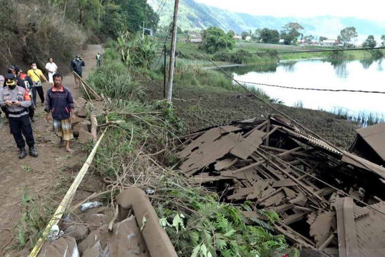 Kintamani, sebuah kawasan yang terletak di Kabupaten Bangli, Bali, dikenal dengan pemandangan alamnya yang menakjubkan dan budaya masyarakatnya yang kaya. Namun, pada peristiwa gempa yang mengguncang wilayah Bali baru-baru ini, tiga desa di Kintamani mengalami dampak yang sangat serius. Desa-desa ini, yang sebelumnya menjadi destinasi wisata dan pusat kehidupan lokal, kini terisolasi akibat kerusakan infrastruktur dan tanah longsor yang terjadi. Dalam artikel ini, kita akan membahas tiga desa yang terdampak, kondisi infrastruktur pasca-gempa, serta upaya pemulihan yang sedang dilakukan oleh pemerintah dan masyarakat setempat. 1. Desa Trunyan: Sejarah dan Kondisi Terkini Desa Trunyan terletak di tepi Danau Batur dan dikenal dengan tradisi uniknya dalam memakankan mayat. Sebelum gempa, desa ini merupakan salah satu tujuan wisata yang menarik bagi pengunjung yang ingin menyaksikan tradisi pemakaman yang berbeda. Namun, setelah gempa, infrastruktur transportasi ke desa ini mengalami kerusakan parah. Jalan utama yang menghubungkan Trunyan dengan desa-desa lain terblokir oleh longsoran tanah dan batu besar. Masyarakat di Trunyan kini harus menghadapi kesulitan dalam aksesibilitas. Pasokan makanan dan kebutuhan sehari-hari menjadi sulit diperoleh, mengingat desa ini terisolasi oleh kerusakan jalan. Tim relawan dan pemerintah setempat berusaha keras untuk memberikan bantuan, tetapi akses yang sulit membuat distribusi bantuan menjadi lambat. Selain itu, banyak rumah di Trunyan mengalami kerusakan, dan beberapa warga kehilangan tempat tinggal mereka. Tradisi dan budaya di Desa Trunyan juga terancam. Dengan kurangnya akses, generasi muda kehilangan kesempatan untuk belajar tentang tradisi mereka dari para sesepuh. Hal ini dapat berakibat pada hilangnya warisan budaya yang telah ada selama berabad-abad. Oleh karena itu, upaya untuk memulihkan akses ke desa ini menjadi prioritas utama agar warisan budaya dan kehidupan masyarakat di Trunyan tetap terjaga. 2. Desa Songan: Dampak Sosial dan Ekonomi Desa Songan, yang terletak di sebelah barat Danau Batur, juga mengalami dampak serius akibat gempa. Desa ini dikenal sebagai tempat pertanian, dengan mayoritas penduduknya menggantungkan hidup pada pertanian dan pariwisata. Namun, kerusakan infrastruktur dan lahan pertanian yang terdampak telah mengubah wajah desa ini menjadi lebih suram. Dari segi ekonomi, pendapatan masyarakat Songan menurun drastis. Banyak petani yang kehilangan hasil pertanian mereka karena tanah longsor dan kerusakan irigasi, sementara sektor pariwisata yang sebelumnya menjadi sumber pendapatan utama juga menurun drastis karena situasi keamanan dan aksesibilitas. Banyak wisatawan yang membatalkan kunjungan mereka, sehingga berdampak pada pendapatan masyarakat yang bergantung pada sektor pariwisata. Selain itu, dampak sosial juga terlihat, di mana masyarakat harus berjuang mempertahankan ketahanan sosial di tengah keadaan yang sulit. Banyak keluarga terpaksa bergotong-royong untuk saling membantu, tetapi rasa cemas dan kehilangan semakin meresahkan pikiran mereka. Banyak yang berharap agar pemerintah dapat segera melakukan perbaikan dan memberikan bantuan yang cukup agar kehidupan mereka dapat kembali normal. 3. Desa Batur: Upaya Pemulihan dan Harapan Masa Depan Desa Batur, yang terletak di kaki Gunung Batur, juga mengalami kerusakan parah akibat gempa. Masyarakat di desa ini terkenal sebagai petani dan pengusaha lokal, khususnya dalam budidaya sayuran dan buah-buahan. Namun, kondisi ini terputus akibat kerusakan infrastruktur dan akses jalan yang terhalang. Upaya pemulihan di Desa Batur telah dimulai. Pemerintah dan LSM lokal berkolaborasi untuk memberikan bantuan, mulai dari makanan, obat-obatan, hingga perbaikan infrastruktur. Masyarakat setempat juga berpartisipasi dalam proses pemulihan dengan gotong-royong membersihkan jalan dan membantu satu sama lain. Meskipun demikian, tantangan masih ada, seperti kurangnya sumber daya dan kebutuhan untuk membangun kembali rumah-rumah yang rusak. Harapan masa depan bagi Desa Batur tentu berfokus pada pemulihan yang berkelanjutan. Masyarakat berharap agar pemerintah dapat memperhatikan kebutuhan mereka dan memberikan dukungan yang memadai. Selain itu, penting untuk melibatkan masyarakat dalam proses pemulihan agar mereka merasa memiliki andil dan tanggung jawab terhadap pemulihan desa mereka. Dengan semangat dan kerjasama, ada harapan bahwa Desa Batur dan desa-desa lainnya akan kembali bangkit dari keterpurukan ini. 4. Kesimpulan dan Harapan Gempa yang mengguncang Kintamani telah memberikan dampak yang mendalam bagi masyarakat di tiga desa ini. Meskipun kondisi saat ini sangat sulit, semangat gotong-royong dan kerjasama antara masyarakat dan pemerintah menunjukkan bahwa harapan masih ada. Penting bagi semua pihak untuk memberikan dukungan dan perhatian terhadap pemulihan desa-desa yang terisolasi ini, agar masyarakat dapat kembali menjalani kehidupan yang layak dan melestarikan budaya serta tradisi mereka.