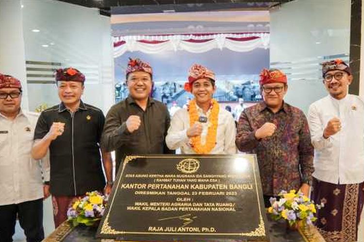 Dalam rangka meningkatkan kualitas layanan publik, Kantor Pertanahan (Kantah) Bangli meresmikan gedung baru yang modern dan dilengkapi dengan berbagai fasilitas. Diresmikannya gedung baru ini diharapkan dapat menjadi langkah awal untuk memperbaiki dan meningkatkan layanan kepada masyarakat. Dengan adanya infrastruktur yang lebih baik, Kantah Bangli diharapkan mampu memberikan pelayanan yang lebih cepat, efisien, dan transparan. Artikel ini akan membahas lebih dalam mengenai aspek peningkatan layanan di Kantah Bangli setelah peresmian gedung baru, serta tantangan dan strategi yang perlu diimplementasikan. 1. Peningkatan Fasilitas dan Infrastruktur Peresmian gedung baru Kantah Bangli tidak hanya menjadi simbol kemajuan, tetapi juga menjadi momentum untuk meningkatkan infrastruktur dan fasilitas pelayanan. Gedung baru ini dirancang dengan arsitektur yang modern dan ramah lingkungan, sehingga menciptakan suasana yang nyaman bagi pengunjung. Berbagai fasilitas baru, seperti ruang tunggu yang lebih luas, ruang konsultasi yang lebih privat, serta area parkir yang memadai, diharapkan mampu meningkatkan kenyamanan masyarakat saat mengakses layanan pertanahan. Fasilitas teknologi informasi yang lebih baik juga menjadi salah satu fokus dalam pengembangan gedung baru ini. Dengan adanya sistem informasi berbasis elektronik, masyarakat dapat mengakses layanan secara daring, seperti pendaftaran tanah, pengajuan sertifikat, dan permohonan informasi pertanahan lainnya. Hal ini tidak hanya memudahkan masyarakat, tetapi juga mengurangi antrean yang kerap terjadi di kantor pelayanan. Selain itu, pengintegrasian sistem digital ini bisa memberikan transparansi lebih dalam proses pelayanan, sehingga masyarakat dapat lebih mengawasi perkembangan permohonan mereka. Namun, peningkatan fasilitas dan infrastruktur ini harus diimbangi dengan peningkatan kualitas sumber daya manusia (SDM). Pelatihan dan pengembangan kompetensi pegawai menjadi kunci untuk memaksimalkan penggunaan fasilitas baru. Pegawai yang terlatih dengan baik akan dapat memberikan pelayanan yang lebih baik, sehingga masyarakat merasa puas dan percaya terhadap layanan yang diberikan. 2. Penguatan Sistem Pelayanan Publik Setelah peresmian gedung baru, Kantah Bangli diharapkan dapat memperkuat sistem pelayanan publiknya. Peningkatan layanan tidak hanya dilihat dari segi fisik, tetapi juga dari segi proses dan prosedur. Sistem pelayanan yang baik harus mampu memberikan informasi yang jelas, cepat, dan akurat kepada masyarakat. Salah satu langkah yang bisa dilakukan adalah dengan mengimplementasikan standar pelayanan minimal (SPM) yang jelas. SPM ini harus mencakup waktu penyelesaian layanan, biaya yang transparan, serta mekanisme pengaduan yang mudah. Dengan adanya SPM, masyarakat dapat mengetahui apa yang diharapkan dari layanan yang mereka terima, dan dapat mengajukan keluhan jika layanan tidak sesuai dengan standar yang telah ditetapkan. Selain itu, penguatan sistem pelayanan juga mencakup pembentukan tim respon cepat untuk menangani keluhan masyarakat. Tim ini harus mampu merespons setiap keluhan dengan cepat dan efisien, sehingga masyarakat merasa didengarkan dan diperhatikan. Dengan demikian, kepercayaan masyarakat terhadap Kantah Bangli akan meningkat, dan mereka akan lebih aktif menggunakan layanan yang disediakan. Implementasi sistem pelayanan yang baik juga harus didukung dengan komunikasi yang efektif antara Kantah Bangli dan masyarakat. Melalui media sosial, website resmi, dan forum-forum diskusi, masyarakat dapat diberikan informasi terbaru mengenai layanan, serta perubahan-perubahan yang terjadi. Komunikasi dua arah yang baik akan memperkuat hubungan antara Kantah Bangli dan masyarakat, serta meningkatkan partisipasi masyarakat dalam proses pelayanan. 3. Pengembangan Sumber Daya Manusia (SDM) Peningkatan layanan di Kantah Bangli tidak akan terwujud tanpa adanya pengembangan sumber daya manusia (SDM) yang berkualitas. Pegawai kantor pertanahan merupakan ujung tombak dalam memberikan pelayanan kepada masyarakat, sehingga kemampuan dan kompetensi mereka harus terus ditingkatkan. Salah satu cara untuk mengembangkan SDM adalah dengan mengadakan pelatihan secara berkala. Pelatihan ini dapat berupa pengetahuan tentang hukum pertanahan terbaru, penggunaan teknologi informasi, serta pengelolaan keluhan masyarakat. Selain itu, pelatihan soft skills seperti komunikasi yang baik, manajemen waktu, dan pelayanan prima juga sangat diperlukan agar pegawai dapat melayani masyarakat dengan lebih baik. Selain pelatihan formal, pengembangan SDM juga dapat dilakukan melalui mentoring dan coaching. Pegawai senior dapat menjadi mentor bagi pegawai yang lebih junior, sehingga mereka dapat berbagi pengalaman dan pengetahuan. Dengan cara ini, proses transfer pengetahuan dapat berlangsung lebih efektif, dan pegawai baru dapat belajar dari pengalaman pegawai yang lebih berpengalaman. Tantangan yang dihadapi dalam pengembangan SDM adalah minimnya anggaran untuk pelatihan dan pengembangan. Oleh karena itu, perlu adanya dukungan dari pemerintah daerah dan instansi terkait untuk mengalokasikan anggaran yang memadai bagi pengembangan SDM di Kantah Bangli. Dengan investasi yang tepat pada SDM, diharapkan kualitas layanan yang diberikan akan meningkat secara signifikan. 4. Membangun Budaya Pelayanan yang Baik Membangun budaya pelayanan yang baik adalah langkah penting dalam meningkatkan layanan di Kantah Bangli. Budaya pelayanan yang baik dimulai dari sikap dan perilaku pegawai yang ramah, sopan, dan profesional. Untuk itu, penting bagi Kantah Bangli untuk menanamkan nilai-nilai pelayanan dalam setiap pegawai agar mereka memahami betapa pentingnya peran mereka dalam memberikan layanan kepada masyarakat. Salah satu cara untuk membangun budaya pelayanan adalah dengan mengadakan kegiatan internal yang menekankan pentingnya pelayanan prima. Kegiatan ini bisa berupa seminar, workshop, atau team building yang difokuskan pada peningkatan kesadaran pegawai akan pentingnya pelayanan. Selain itu, penghargaan kepada pegawai yang berhasil memberikan pelayanan terbaik juga dapat menjadi motivasi tambahan bagi pegawai lainnya untuk meningkatkan kinerja mereka. Keterlibatan masyarakat dalam membangun budaya pelayanan juga sangat penting. Dengan melibatkan masyarakat dalam proses evaluasi layanan, Kantah Bangli dapat memahami kekurangan dan kelebihan dari layanan yang diberikan. Selain itu, masukan dari masyarakat juga bisa menjadi acuan dalam perbaikan dan pengembangan pelayanan yang lebih baik ke depannya. Budaya pelayanan yang baik tidak hanya berfokus pada kepuasan masyarakat, tetapi juga pada kepuasan pegawai. Pegawai yang puas dengan lingkungan kerja mereka akan lebih termotivasi untuk memberikan layanan yang baik. Oleh karena itu, penting untuk menciptakan suasana kerja yang nyaman dan mendukung bagi seluruh pegawai Kantah Bangli.