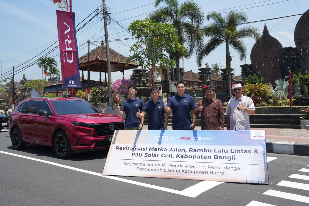 Keselamatan di jalan raya merupakan hal yang sangat penting, terutama di area yang memiliki tingkat mobilitas tinggi seperti Bangli. Dalam upaya meningkatkan kesadaran tentang keselamatan berkendara, Honda, sebagai salah satu produsen otomotif terkemuka di dunia, meluncurkan kampanye keselamatan dan keamanan yang bertujuan untuk mendidik pengguna jalan raya. Kampanye ini tidak hanya berfokus pada pengemudi kendaraan Honda, tetapi juga mencakup semua pengguna jalan, termasuk pejalan kaki dan pengendara sepeda. Melalui serangkaian program edukasi, pelatihan, dan kegiatan sosial, Honda berusaha menciptakan lingkungan berkendara yang lebih aman. 1. Pentingnya Keselamatan Berkendara Keselamatan berkendara adalah tanggung jawab bersama yang harus dipahami oleh setiap pengguna jalan. Menurut data statistik, kecelakaan lalu lintas merupakan salah satu penyebab utama kematian di seluruh dunia. Di Indonesia, termasuk Bangli, angka kecelakaan lalu lintas masih tergolong tinggi. Oleh karena itu, kampanye keselamatan berkendara menjadi semakin penting. Dalam subjudul ini, kita akan membahas dampak dari kecelakaan lalu lintas serta pentingnya kesadaran akan keselamatan berkendara. Kecelakaan lalu lintas dapat terjadi akibat berbagai faktor, seperti kelalaian pengemudi, kondisi jalan yang buruk, serta kurangnya pengetahuan tentang aturan lalu lintas. Dalam konteks Bangli, di mana pertumbuhan jumlah kendaraan cukup pesat, penting bagi setiap individu untuk memahami peran mereka dalam menjaga keselamatan di jalan. Kampanye keselamatan yang digagas oleh Honda mencakup berbagai kegiatan, mulai dari sosialisasi hingga pelatihan. Dalam pelatihan tersebut, pengguna jalan diajarkan tentang teknik berkendara yang aman, pemahaman tentang rambu-rambu lalu lintas, serta pentingnya menggunakan perlengkapan keselamatan seperti helm dan sabuk pengaman. Pendidikan yang diberikan melalui kampanye ini diharapkan dapat meminimalisir risiko kecelakaan di jalan raya. Selain itu, kampanye ini juga menekankan pentingnya perilaku sopan dan santun di jalan. Pengemudi diharapkan untuk menghormati hak pengguna jalan lainnya, seperti pejalan kaki dan pengendara sepeda. Dengan saling menghormati, diharapkan tercipta suasana berkendara yang lebih harmonis dan aman. Dengan langkah-langkah ini, Honda berkomitmen untuk menjadi pelopor dalam menciptakan budaya berkendara yang aman di Bangli. 2. Program Edukasi dan Pelatihan Keselamatan Salah satu pilar utama dari kampanye keselamatan Honda adalah program edukasi dan pelatihan. Program ini dirancang untuk memberikan pengetahuan dan keterampilan kepada pengguna jalan mengenai cara berkendara yang aman. Dalam subjudul ini, kita akan membahas lebih dalam tentang jenis-jenis program edukasi yang diselenggarakan oleh Honda serta dampaknya terhadap masyarakat. Honda mengadakan program edukasi di berbagai sekolah, komunitas, dan instansi pemerintahan. Melalui kegiatan ini, Honda memberikan informasi tentang pentingnya keselamatan berkendara serta berbagai teknik untuk menghindari kecelakaan. Salah satu metode yang digunakan adalah simulasi berkendara. Dalam simulasi ini, peserta dapat merasakan situasi berkendara secara nyata dengan bantuan alat simulasi yang canggih, sehingga mereka dapat belajar bagaimana bereaksi dalam situasi darurat. Selain itu, Honda juga melibatkan para instruktur berkendara profesional yang telah mendapatkan pelatihan khusus dalam memberikan materi. Instruktur ini tidak hanya mengajarkan teknik berkendara, tetapi juga memberikan tips tentang cara menjaga kendaraan agar selalu dalam kondisi baik. Hal ini penting, karena kendaraan yang terawat dengan baik dapat mengurangi risiko kecelakaan. Kampanye ini juga mencakup penyuluhan tentang pentingnya menggunakan perlengkapan keselamatan. Penggunaan helm yang sesuai saat berkendara sepeda motor dan sabuk pengaman saat berkendara mobil adalah hal yang tidak boleh diabaikan. Honda berusaha untuk mengedukasi masyarakat tentang konsekuensi dari mengabaikan keselamatan, dan melalui program ini, diharapkan masyarakat dapat lebih sadar akan pentingnya keselamatan berkendara. Dampak dari program edukasi ini cukup signifikan. Banyak peserta yang merasa lebih percaya diri saat berkendara setelah mengikuti pelatihan yang diadakan oleh Honda. Selain itu, kesadaran akan keselamatan juga meningkat, di mana pengguna jalan lebih berhati-hati dan mematuhi aturan lalu lintas. Dengan keberhasilan program pendidikan ini, Honda berharap dapat mengurangi angka kecelakaan lalu lintas di Bangli dan menciptakan budaya berkendara yang lebih aman dan bertanggung jawab. 3. Kegiatan Sosial dalam Kampanye Keselamatan Kampanye keselamatan Honda tidak hanya berhenti pada program edukasi dan pelatihan. Honda juga melaksanakan berbagai kegiatan sosial yang bertujuan untuk meningkatkan kesadaran akan keselamatan berkendara di kalangan masyarakat. Dalam subjudul ini, kita akan membahas beberapa kegiatan sosial yang dilakukan oleh Honda dan bagaimana kegiatan tersebut berdampak positif bagi masyarakat. Salah satu kegiatan sosial yang diadakan oleh Honda adalah pembagian helm gratis kepada pengendara sepeda motor. Kegiatan ini bertujuan untuk mengingatkan pengendara akan pentingnya menggunakan helm saat berkendara. Dengan memberikan helm secara gratis, Honda berharap dapat mengurangi jumlah pengendara yang tidak menggunakan helm, yang merupakan salah satu faktor utama dalam kecelakaan fatal. Selain itu, Honda juga mengadakan kampanye "Berkendara Aman Bersama Honda" di berbagai tempat umum di Bangli. Dalam kampanye ini, Honda mengajak masyarakat untuk berpartisipasi dalam berbagai kegiatan seperti pemeriksaan kesehatan gratis, pemeriksaan kendaraan, hingga diskusi tentang keselamatan berkendara. Kegiatan ini diharapkan dapat menjangkau lebih banyak orang dan mengedukasi mereka tentang pentingnya keselamatan di jalan. Honda juga bermitra dengan instansi pemerintah dan organisasi non-pemerintah untuk menyelenggarakan seminar dan workshop tentang keselamatan berkendara. Dalam seminar ini, para ahli dan praktisi berbagi ilmu dan pengalaman mengenai keselamatan berkendara, termasuk teknik-teknik untuk menghindari kecelakaan dan cara menangani situasi darurat. Dari berbagai kegiatan sosial yang dilaksanakan, banyak masyarakat yang menunjukkan antusiasme tinggi. Ini menjadi indikator bahwa kampanye keselamatan Honda berhasil menarik perhatian dan meningkatkan kesadaran masyarakat akan pentingnya keselamatan berkendara. Dengan partisipasi aktif masyarakat, diharapkan angka kecelakaan lalu lintas di Bangli dapat menurun secara signifikan. 4. Evaluasi dan Pengembangan Program Keselamatan Setelah melaksanakan berbagai program dan kegiatan, evaluasi menjadi langkah penting untuk mengetahui sejauh mana kampanye keselamatan Honda memberikan dampak positif. Dalam subjudul ini, kita akan membahas proses evaluasi yang dilakukan oleh Honda serta rencana pengembangan program ke depannya. Honda melakukan evaluasi melalui survei dan pengamatan langsung di lapangan. Melalui survei, Honda mendapatkan umpan balik dari peserta program edukasi dan kegiatan sosial. Pertanyaan dalam survei mencakup pengetahuan peserta mengenai keselamatan berkendara sebelum dan setelah mengikuti program, serta tingkat kepuasan peserta terhadap program yang diselenggarakan. Hasil dari evaluasi ini menunjukkan bahwa sebagian besar peserta merasa lebih paham tentang keselamatan berkendara setelah mengikuti program. Namun, masih ada beberapa area yang perlu ditingkatkan. Misalnya, banyak peserta yang menginginkan lebih banyak praktik langsung dalam situasi berkendara. Berdasarkan hasil evaluasi, Honda berencana untuk mengembangkan program-program yang lebih interaktif dan menarik. Salah satu ide yang muncul adalah mengadakan lebih banyak simulasi berkendara dan lomba keselamatan berkendara, di mana peserta dapat menunjukkan kemampuan berkendara mereka sambil belajar. Selain itu, Honda juga berencana untuk memperluas jangkauan kampanye keselamatan ini ke daerah-daerah lain yang memiliki potensi angka kecelakaan tinggi. Dengan demikian, diharapkan kampanye keselamatan ini tidak hanya terbatas di Bangli, tetapi dapat menyebar ke seluruh Indonesia. Melalui evaluasi dan pengembangan program yang berkelanjutan, Honda berkomitmen untuk terus berkontribusi dalam menciptakan lingkungan berkendara yang lebih aman bagi semua pengguna jalan. Dengan demikian, visi Honda untuk menciptakan sebuah budaya berkendara yang berfokus pada keselamatan dapat terwujud.