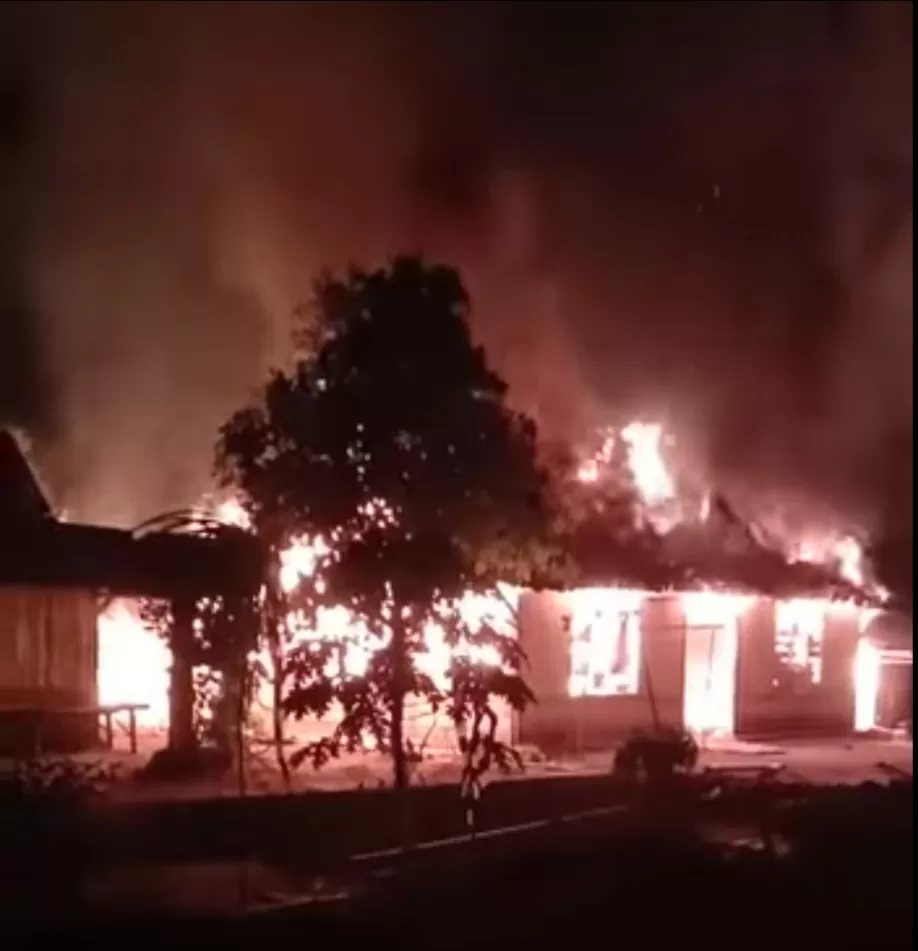 Kebakaran gedung merupakan musibah yang sering kali menyisakan dampak yang besar, baik dari segi materil maupun sosial. Salah satu insiden yang baru-baru ini menggemparkan masyarakat adalah kebakaran yang melanda Gedung Dinas Lingkungan Hidup & Tata Kota Bangli di Bali. Insiden tersebut tidak hanya menghanguskan bangunan fisik, tetapi juga memunculkan pertanyaan mengenai keamanan, penyebab, dan langkah-langkah pencegahan di masa mendatang. Dalam artikel ini, kita akan mengupas tuntas berbagai aspek terkait kebakaran gedung tersebut, mulai dari penyebab, dampak, penanganan, hingga langkah-langkah pencegahan yang dapat diambil untuk menghindari insiden serupa di masa depan. 1. Penyebab Kebakaran Gedung Dinas Lingkungan Hidup & Tata Kota Bangli Penyebab kebakaran gedung Dinas Lingkungan Hidup dan Tata Kota Bangli hingga kini masih dalam penyelidikan. Namun, beberapa faktor yang sering kali menjadi penyebab utama kebakaran di gedung pemerintahan atau instansi publik dapat diidentifikasi. Pertama, faktor kelistrikan adalah salah satu penyebab yang paling umum. Instalasi listrik yang tidak terawat, penggunaan peralatan listrik yang tidak sesuai, atau arus pendek dapat memicu terjadinya api. Apalagi, jika gedung tersebut tidak dilengkapi dengan sistem pemadam kebakaran yang memadai, risiko kebakaran akan semakin meningkat. Kedua, faktor manusia juga turut berkontribusi. Kecerobohan dalam menggunakan barang-barang yang mudah terbakar, seperti kertas dan bahan kimia, dapat menambah potensi kebakaran. Misalnya, jika ada pekerja yang merokok di area terlarang atau tidak mengikuti prosedur keselamatan saat menggunakan alat berat, hal ini bisa menjadi pemicu kebakaran. Selain itu, ada juga kemungkinan kebakaran disebabkan oleh faktor eksternal, seperti pembakaran sampah di sekitar lokasi yang tidak terkontrol. Dalam hal ini, debu dan bara api dapat dengan mudah menyebar dan menjangkau bangunan. Penyelidikan lebih lanjut diperlukan untuk mengetahui secara pasti penyebab kebakaran ini agar langkah-langkah pencegahan yang tepat dapat diterapkan. 2. Dampak Kebakaran Terhadap Lingkungan dan Masyarakat Kebakaran yang melanda Gedung Dinas Lingkungan Hidup & Tata Kota Bangli tidak hanya berdampak pada struktur bangunan, tetapi juga memiliki efek yang luas terhadap lingkungan dan masyarakat sekitarnya. Dari segi lingkungan, kebakaran dapat menyebabkan pelepasan asap beracun dan partikel-partikel berbahaya ke udara, yang dapat mencemari kualitas udara. Masyarakat yang tinggal di sekitar gedung tersebut mungkin mengalami masalah pernapasan dan gangguan kesehatan lainnya akibat menghirup asap berbahaya. Dampak ekonomi juga tidak bisa diabaikan. Kehilangan ruang kerja dan alat-alat penting untuk pelayanan publik dapat mengganggu operasional Dinas Lingkungan Hidup dan tata kota. Ini berarti pelayanan publik yang seharusnya diberikan kepada masyarakat akan terhambat, yang pada gilirannya dapat menimbulkan ketidakpuasan dan frustrasi di kalangan masyarakat. Selain itu, kebakaran ini juga dapat mempengaruhi citra pemerintah daerah. Masyarakat mungkin merasa tidak puas dengan adanya insiden ini, terutama jika mereka merasa pemerintah tidak mampu menjaga keamanan dan keselamatan gedung publik. Oleh karena itu, penting untuk mengatasi aspek-aspek ini dengan serius agar tidak merugikan masyarakat dan lingkungan lebih jauh. 3. Penanganan Pascakebakaran Setelah terjadi kebakaran, langkah-langkah penanganan pascakebakaran sangat penting untuk memastikan keselamatan masyarakat dan mencegah kerusakan lebih lanjut. Pada tahap awal, pihak pemadam kebakaran segera dikerahkan untuk memadamkan api agar tidak meluas ke bangunan lain. Penanganan yang cepat dan efisien sangat menentukan dalam mengurangi dampak kebakaran. Setelah api berhasil dipadamkan, tahap berikutnya adalah penanganan terhadap korban. Jika terdapat korban jiwa atau luka-luka, pihak medis harus segera memberikan pertolongan pertama dan layanan kesehatan yang dibutuhkan. Pada titik ini, evakuasi korban ke rumah sakit terdekat juga menjadi prioritas utama. Selain itu, tim investigasi harus segera dibentuk untuk menyelidiki penyebab kebakaran. Hal ini penting untuk mendapatkan data yang akurat dan mencegah terulangnya insiden serupa di masa depan. Penyelidikan ini biasanya melibatkan pihak berwenang, teknisi, dan ahli kebakaran untuk menganalisa bukti-bukti yang ada. Setelah semua tindakan darurat diambil, langkah pemulihan gedung dan fasilitas juga perlu dilakukan. Dalam banyak kasus, rekonstruksi gedung yang terbakar memerlukan waktu dan anggaran yang signifikan. Namun, dalam proses ini, sangat penting untuk memperhatikan peningkatan sistem keamanan dan keselamatan gedung agar insiden serupa tidak terulang. 4. Upaya Pencegahan Kebakaran di Masa Depan Kebakaran yang melanda Gedung Dinas Lingkungan Hidup & Tata Kota Bangli menjadi pelajaran berharga bagi semua pihak, untuk lebih meningkatkan sistem pencegahan kebakaran di gedung-gedung publik. Salah satu langkah pencegahan yang dapat diambil adalah penerapan standar keselamatan yang lebih ketat. Setiap gedung pemerintahan harus dilengkapi dengan sistem pemadam kebakaran yang memadai, seperti sprinkler, alarm kebakaran, dan alat pemadam api ringan. Pelatihan untuk pegawai mengenai cara menangani kebakaran dan prosedur evakuasi juga sangat penting. Dengan memberikan pengetahuan yang cukup, pegawai dapat bertindak cepat dan tepat saat menghadapi situasi darurat. Penyuluhan kepada masyarakat sekitar mengenai bahaya kebakaran dan cara pencegahannya juga harus dilakukan secara rutin. Pemeliharaan rutin terhadap instalasi listrik dan peralatan juga sangat penting untuk mencegah terjadinya arus pendek, yang merupakan salah satu penyebab kebakaran. Pemerintah daerah diharapkan untuk mengadakan pemeriksaan berkala terhadap semua gedung publik. Dengan langkah-langkah pencegahan yang tepat, diharapkan insiden kebakaran serupa dapat diminimalisir. Kesadaran akan pentingnya keselamatan dan perlindungan lingkungan harus menjadi prioritas bagi semua pihak.