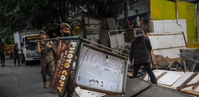 Cilegon, sebuah kota industri di Provinsi Banten, saat ini sedang menghadapi masalah serius terkait maraknya aksi bangli (penambangan liar) di Jalur Lingkar Selatan (JLS). Tindakan bangli ini tidak hanya merusak lingkungan tetapi juga berpotensi menimbulkan berbagai masalah sosial dan ekonomi bagi masyarakat sekitar. Dalam rangka menanggulangi fenomena ini, DPRD Cilegon mengusulkan pembentukan Satuan Tugas (Satgas) Penertiban yang diharapkan dapat menjadi solusi efektif. Artikel ini akan membahas berbagai aspek terkait maraknya bangli di JLS dan langkah-langkah yang diusulkan untuk mengatasinya. 1. Apa Itu Bangli dan Dampaknya? Bangli, atau penambangan liar, adalah kegiatan penambangan yang dilakukan tanpa izin resmi dari pemerintah. Di Cilegon, bangli biasanya berkaitan dengan pengambilan material seperti pasir, batu, dan tanah. Dampak dari bangli ini sangat beragam, mulai dari kerusakan lingkungan, penurunan kualitas tanah, hingga ancaman terhadap keselamatan masyarakat. Kerusakan Lingkungan Salah satu dampak paling mencolok dari bangli adalah kerusakan lingkungan. Penambangan liar sering kali mengabaikan aspek-aspek lingkungan yang seharusnya diperhatikan, seperti konservasi tanah dan air. Akibatnya, tanah menjadi gundul dan menyebabkan erosi. Di kawasan JLS, erosi ini dapat berpotensi menimbulkan banjir di daerah sekitarnya, terutama saat musim hujan. Sosial dan Ekonomi Bangli tidak hanya berdampak pada lingkungan, tetapi juga sosial dan ekonomi. Masyarakat yang tinggal di sekitar area penambangan sering kali mengalami gangguan dari aktivitas penambangan tersebut. Kesehatan masyarakat terganggu, dan aktivitas sehari-hari menjadi terganggu. Selain itu, ketika bangli dilakukan secara sembarangan, hal ini dapat merugikan pengusaha lokal yang memiliki izin resmi dan melakukan kegiatan secara legal. Penegakan Hukum Sayangnya, penegakan hukum terhadap bangli masih sangat lemah. Banyak pelaku yang beroperasi tanpa rasa takut karena merasa tidak terpantau oleh aparat. Oleh karena itu, langkah-langkah preventif seperti pembentukan Satgas Penertiban menjadi sangat penting untuk menanggulangi masalah ini. 2. Usulan Pembentukan Satgas Penertiban DPRD Cilegon, menyadari pentingnya penanganan masalah bangli, mengusulkan pembentukan Satuan Tugas Penertiban. Usulan ini diharapkan dapat menjadi solusi nyata untuk menanggulangi penambangan liar yang marak di JLS. Struktur Satgas Struktur Satgas Penertiban ini direncanakan akan melibatkan berbagai elemen, termasuk aparat pemerintah, kepolisian, serta perwakilan masyarakat. Dengan melibatkan berbagai pihak, diharapkan penertiban dapat dilakukan secara komprehensif dan efektif. Tugas dan Fungsi Tugas utama dari Satgas ini adalah melakukan pemantauan, penegakan hukum, dan sosialisasi kepada masyarakat mengenai bahaya bangli. Satgas juga akan berfungsi untuk memberikan edukasi kepada masyarakat mengenai pentingnya menjaga lingkungan dan dampak negatif dari penambangan liar. Pendanaan Salah satu tantangan dalam membentuk Satgas ini adalah masalah pendanaan. DPRD Cilegon harus memastikan bahwa anggaran yang cukup tersedia untuk mendukung operasi Satgas. Ini termasuk biaya untuk pengadaan alat, pelatihan, dan biaya operasional lainnya. 3. Langkah-langkah Penertiban yang Efektif Penertiban bangli di Cilegon tidak bisa dilakukan secara sembarangan. Berikut adalah beberapa langkah efektif yang dapat diambil untuk menangani masalah ini. Peningkatan Penegakan Hukum Salah satu langkah paling mendasar adalah meningkatkan penegakan hukum. Aparat penegak hukum harus diberikan wewenang lebih untuk menangani kasus bangli. Penangkapan dan penindakan terhadap pelaku tambang liar perlu ditingkatkan agar memberikan efek jera. Edukasi Masyarakat Edukasi kepada masyarakat juga sangat penting. Masyarakat perlu diberi pemahaman tentang pentingnya menjaga lingkungan dan dampak buruk dari kegiatan bangli. Dengan meningkatnya kesadaran masyarakat, diharapkan mereka akan lebih proaktif dalam melaporkan atau mencegah kegiatan penambangan liar. Kerjasama dengan Lembaga Swadaya Masyarakat (LSM) DPRD dan Satgas Penertiban perlu menjalin kerjasama dengan LSM yang memiliki keahlian di bidang lingkungan. LSM dapat membantu dalam sosialisasi dan pengawasan kegiatan penambangan liar, serta memberikan masukan mengenai cara-cara terbaik untuk melindungi lingkungan. Pengawasan Berkala Salah satu faktor yang sering diabaikan adalah pengawasan yang berkala. Setelah penertiban dilakukan, perlu ada evaluasi dan pemantauan secara berkala untuk memastikan bahwa bangli tidak kembali marak. 4. Harapan dan Masa Depan Cilegon Dengan pembentukan Satgas Penertiban dan langkah-langkah konkret yang diusulkan, diharapkan Cilegon bisa kembali ke jalur yang benar dalam menjaga lingkungan dan kesejahteraan masyarakat. Masyarakat diharapkan juga berperan aktif dalam menjaga lingkungan. Keterlibatan Masyarakat Keterlibatan masyarakat akan menjadi kunci keberhasilan dalam menanggulangi bangli. Masyarakat harus merasa memiliki dan bertanggung jawab terhadap lingkungan mereka. Dengan demikian, penambangan liar dapat diminimalisir. Rencana Jangka Panjang Selain langkah-langkah jangka pendek, DPRD juga harus memikirkan rencana jangka panjang untuk pengelolaan sumber daya alam. Rencana ini harus mencakup kebijakan-kebijakan yang lebih tegas terhadap penambangan, serta pengembangan sektor-sektor lain yang lebih ramah lingkungan.