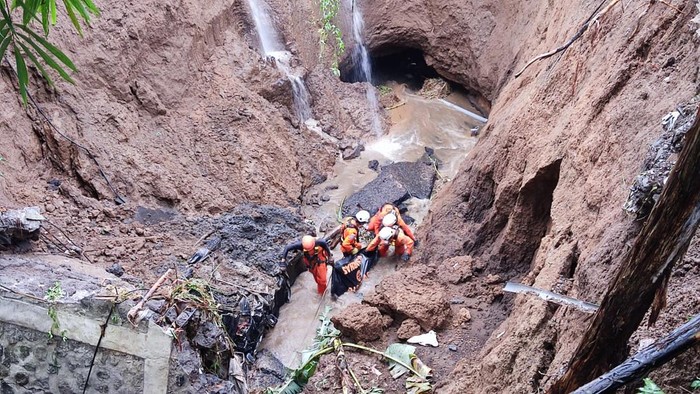 Pada 24 Oktober 2023, sebuah insiden tragis terjadi di Kabupaten Bangli, Bali, ketika jalan amblas menyebabkan tiga orang kehilangan nyawa. Kejadian ini bukan hanya mengakibatkan kerugian jiwa, tetapi juga mengundang perhatian luas masyarakat dan media terkait keselamatan infrastruktur jalan di daerah tersebut. Proses evakuasi para korban menjadi sorotan, dengan berbagai foto beredar di media sosial dan berita lokal. Artikel ini akan menggali lebih dalam mengenai insiden tersebut, proses evakuasi, dan implikasi yang lebih luas dari kejadian ini. 1. Kronologi Kejadian Jalan Ambles di Bangli Kejadian jalan amblas di Bangli terjadi pada siang hari yang cerah, di mana tiga orang yang sedang melintas di jalan tersebut tiba-tiba terperosok saat jalan di bawah mereka runtuh. Menurut informasi yang diperoleh dari pihak kepolisian dan Badan Penanggulangan Bencana Daerah (BPBD), jalan yang amblas dipicu oleh kondisi tanah yang tidak stabil akibat curah hujan tinggi dalam beberapa minggu terakhir. Sebagai langkah awal, petugas setempat segera turun untuk memberikan pertolongan. Namun, kondisi jalan yang rapuh dan risiko lebih lanjut dari amblasnya tanah membuat proses evakuasi menjadi sangat menantang. Masyarakat setempat yang menyaksikan kejadian ini pun berusaha membantu, meski banyak yang merasa cemas akan keselamatan diri mereka sendiri. Ketiga korban yang terjebak adalah warga setempat yang sedang beraktivitas di sekitar lokasi kejadian. Masyarakat yang mendengar teriakan minta tolong segera berbondong-bondong menuju lokasi untuk memberikan bantuan. Pihak kepolisian dan BPBD juga segera mengerahkan tim evakuasi, yang meliputi petugas medis untuk memastikan keadaan korban secepat mungkin. Proses evakuasi berlangsung selama berjam-jam, dengan upaya maksimal dari berbagai pihak untuk mengeluarkan korban. Sayangnya, saat tim evakuasi berhasil mencapai lokasi para korban, nyawa mereka tidak dapat diselamatkan. Kejadian ini menjadi pelajaran berharga bagi semua pihak terkait, terutama dalam hal kesiapsiagaan menghadapi bencana. 2. Proses Evakuasi: Tantangan dan Pengalaman Proses evakuasi para korban membutuhkan kerjasama antara berbagai instansi. Tim evakuasi menghadapi berbagai tantangan, mulai dari kondisi cuaca yang tidak menentu hingga struktur tanah yang terus bergerak dan berisiko amblas lebih lanjut. Dalam hal ini, keberanian dan keterampilan tim sangat diuji. Sebagai bagian dari proses evakuasi, berbagai alat berat digunakan untuk menggali tanah yang menutupi korban. Namun, penggunaan alat berat tidak bisa sembarangan, karena risiko lebih lanjut bagi keselamatan tim evakuasi dan masyarakat yang berada di sekitar lokasi. Oleh karena itu, tim harus bekerja secara hati-hati dan terencana. Selama proses evakuasi, para petugas medis juga hadir untuk memberikan pertolongan pertama kepada korban yang ditemukan. Mereka melakukan pengecekan kesehatan dan berusaha membantu dengan secepat mungkin. Namun, sayangnya, usaha tersebut tidak membuahkan hasil bagi ketiga korban yang hilang nyawa. Dari pengalaman ini, banyak pelajaran yang bisa dipetik. Salah satunya adalah pentingnya sistem peringatan dini dan pemantauan kondisi infrastruktur. Dalam menghadapi bencana, kecepatan dalam mengambil tindakan sangat berpengaruh pada keselamatan jiwa manusia. Pengalaman ini juga menunjukkan bahwa sinergi antara pemerintah, masyarakat, dan lembaga terkait sangat diperlukan dalam menangani situasi darurat. 3. Dampak Kejadian Terhadap Masyarakat dan Infrastruktur Kejadian jalan amblas ini memiliki dampak yang cukup luas, baik bagi masyarakat setempat maupun infrastruktur jalan di Bangli. Duka mendalam dirasakan oleh keluarga korban, yang kehilangan orang-orang terkasih dalam sekejap. Selain itu, kejadian ini juga menimbulkan rasa ketidakpastian di kalangan warga lainnya, yang merasa khawatir akan keselamatan mereka saat beraktivitas. Dari segi infrastruktur, kejadian ini menciptakan perhatian baru terhadap kondisi jalan dan kualitas konstruksi di wilayah tersebut. Banyak warga yang mengeluhkan bahwa jalan di daerah mereka sudah lama tidak mendapatkan perawatan yang memadai. Hal ini memicu diskusi lebih lanjut mengenai perlunya peningkatan investasi dalam infrastruktur, terutama di daerah rawan bencana. Pemerintah daerah pun segera merespons dengan melakukan peninjauan terhadap jalan-jalan yang dianggap berisiko. Langkah-langkah pencegahan diharapkan dapat mengurangi kemungkinan terulangnya insiden serupa di masa depan. Penanganan dan pemeliharaan infrastruktur menjadi salah satu fokus utama untuk menjamin keselamatan publik. 4. Keselamatan dan Kesiapsiagaan Bencana di Bali Kejadian jalan ambles di Bangli menyoroti pentingnya keselamatan dan kesiapsiagaan bencana di Bali. Mengingat Bali adalah daerah yang rawan bencana alam seperti tanah longsor dan gempa bumi, pemahaman akan risiko dan langkah-langkah mitigasi sangatlah penting. Banyak masyarakat yang masih kurang memahami bagaimana cara bertindak saat terjadi bencana. Oleh karena itu, edukasi mengenai keselamatan bencana harus ditingkatkan, termasuk cara mengenali tanda-tanda awal bencana dan langkah-langkah evakuasi yang benar. Pemerintah daerah dan organisasi non-pemerintah juga perlu meningkatkan koordinasi mereka dalam menyelenggarakan pelatihan dan simulasi bencana. Hal ini bertujuan untuk mengedukasi masyarakat sekaligus meningkatkan kesiapsiagaan mereka dalam menghadapi situasi darurat. Kesiapsiagaan bencana bukan hanya tanggung jawab pemerintah, tetapi juga masyarakat. Dengan pengetahuan dan keterampilan yang baik, masyarakat dapat lebih siap menghadapi berbagai kemungkinan bencana yang dapat terjadi, dan mengurangi risiko kehilangan nyawa maupun harta benda.