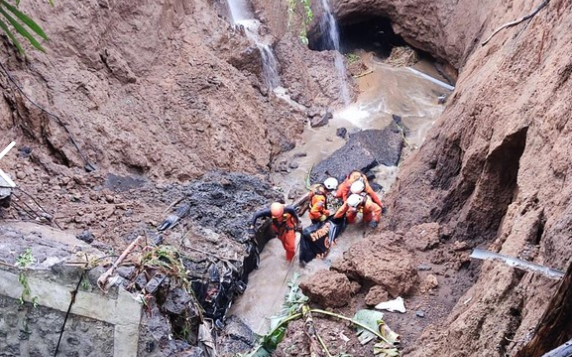 Foto-foto Evakuasi 3 Korban Tewas Akibat Jalan Ambles di Bangli